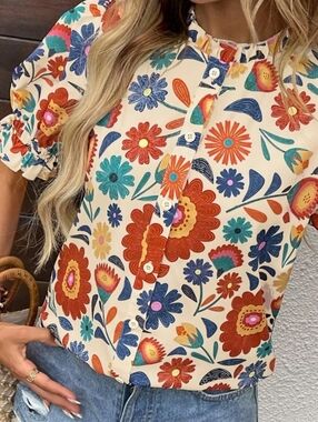 Rose And Olive Floral Button-Front Women’s Top in Cream with Multi-Color Print M